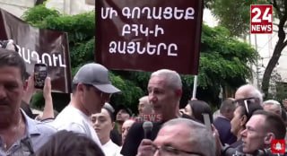 Оппозиционер Акоп Акопян начал голодовку у здания ЦИК в Ереване