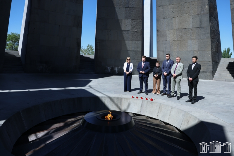 Делегация Бундестага во главе с Йоханнесом Фолькманом посетила мемориал Цицернакаберд в Ереване
