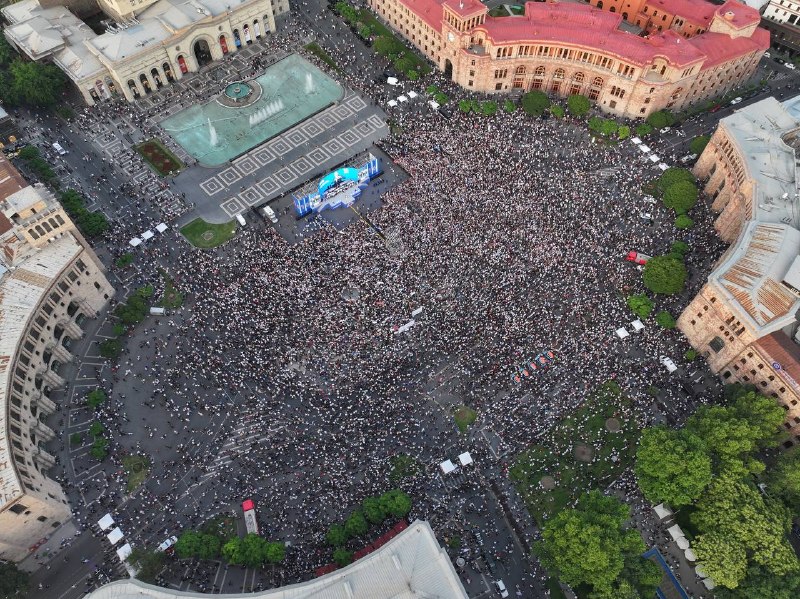 Итоговый митинг партии «Гражданский договор» прошел на площади Республики в Ереване