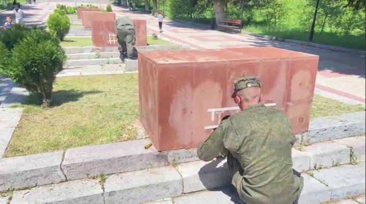 В Гюмри военные 102-й базы закрасили сорванные буквы на мемориале «Мать Армения»: новая провокация?