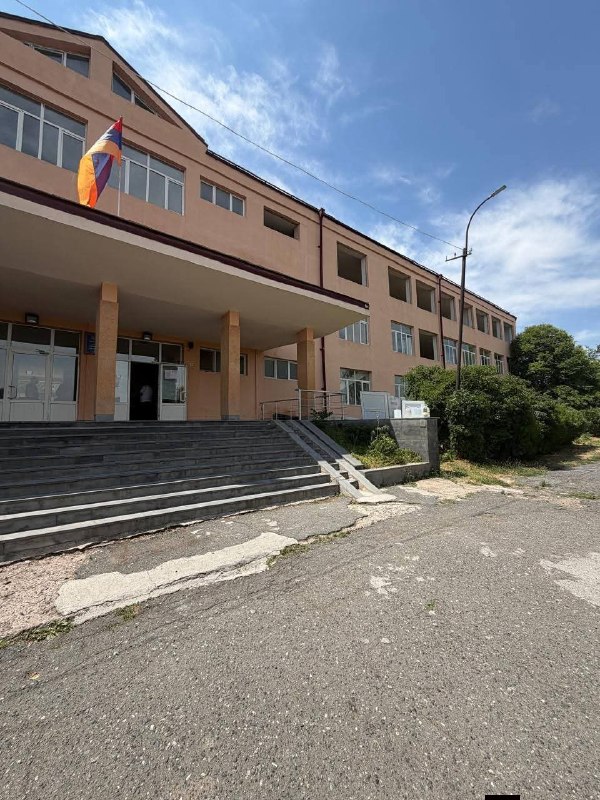 Саргис Багинян на стройплощадке школы в Арагацотнской области, реконструкция