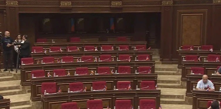 Оппозиция бойкотирует сессию парламента Армении: что известно о ситуации в Малатии-Себастии