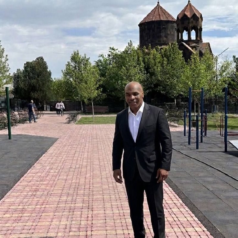 Майк Тайсон и Артур Абрахам встретились в парке Нор Чарбаха в Ереване