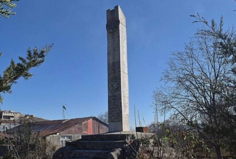 В Нагорном Карабахе разрушен мемориал героям ВОВ и памятник погибшим в Первой Арцахской войне