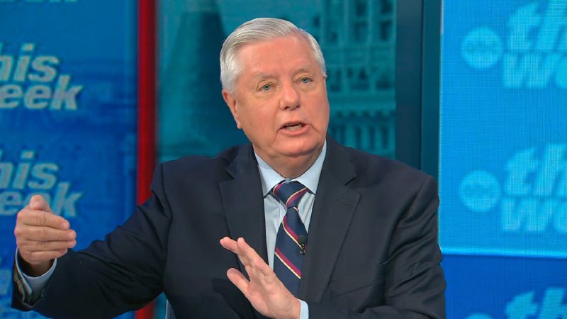 Сенатор Грэм призвал усилить санкции против России: законопроект о пошлинах для покупателей нефти
