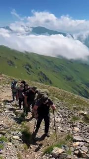 Никол Пашинян на вершине горы Хуступ в Сюникской области, Армения