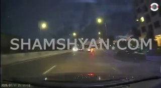 В Ереване засохшее дерево упало на мопед: водитель погиб